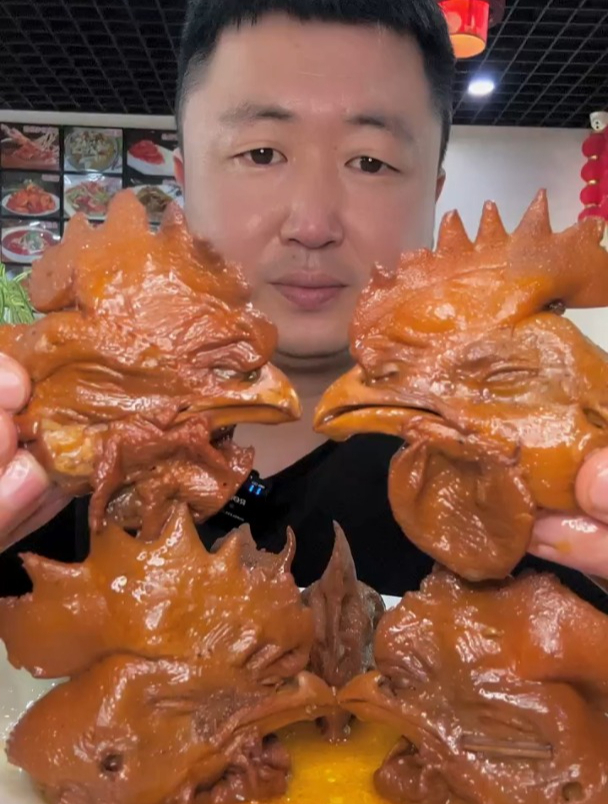 美食吃货主播,今天吃红烧公鸡头,一口一个真是太香了!