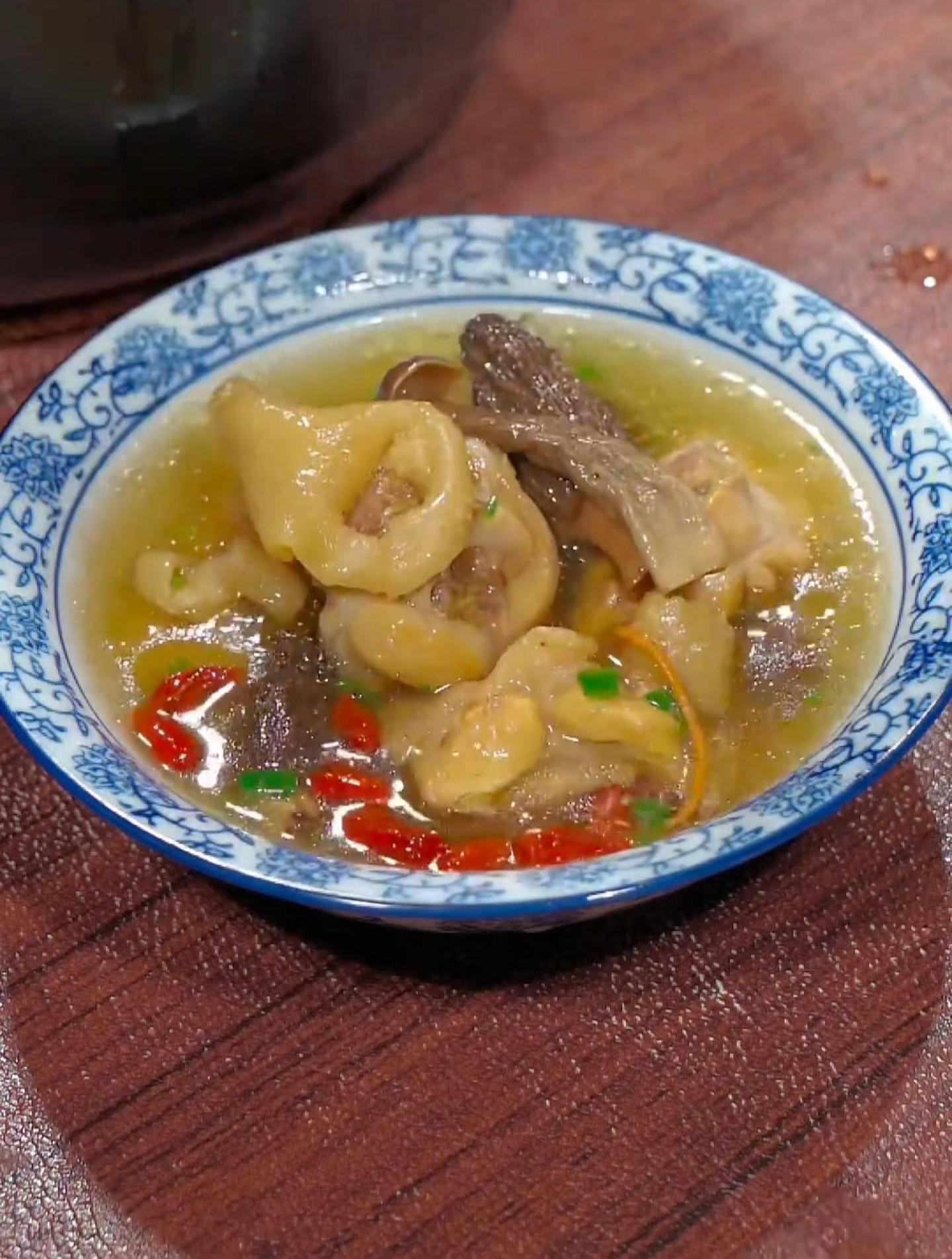 在家炖鸡汤,是用开水炖,还是冷水下锅,很多人都搞错了