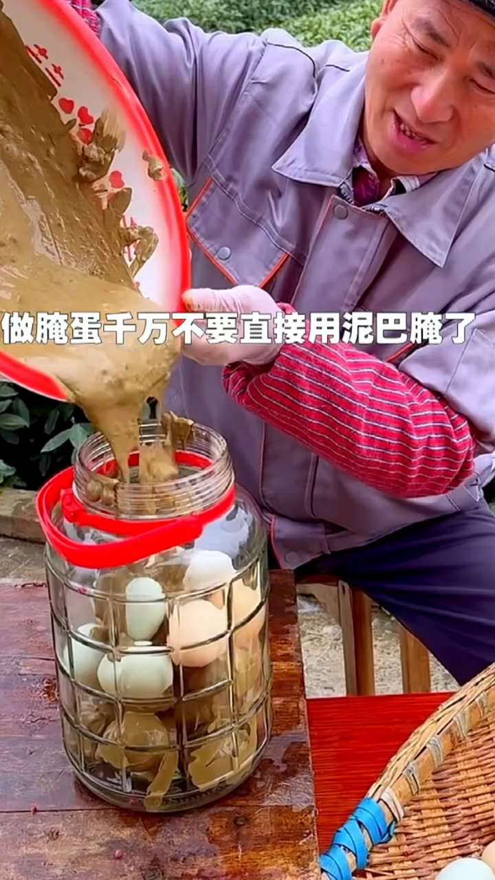 做腌蛋有的人用泥巴,有的人用盐,那这个翻沙流油的做法你见过吗?