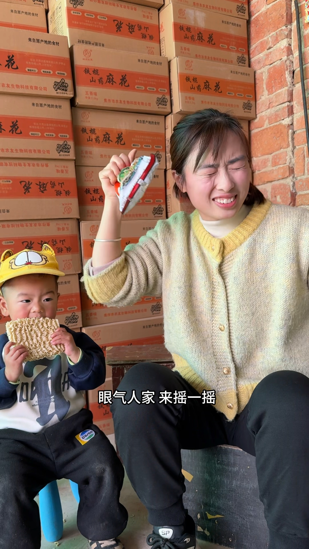 2岁的二宝喜欢吃方便面,静静回味小时候的味道,捏碎吃有感觉