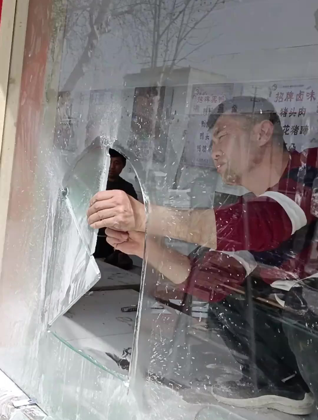 店面装修,玻璃窗开孔,玻璃上开孔是很考验师傅的技术的