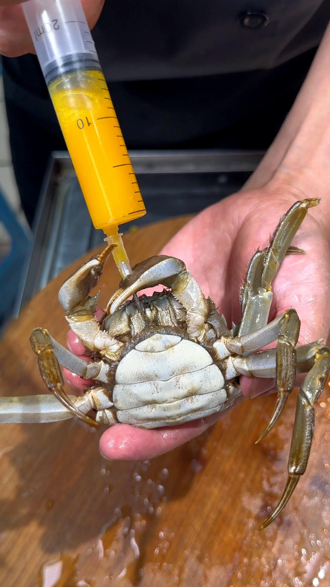 为啥烧烤店的烤螃蟹黄都那么饱满, 原来都是这样做的