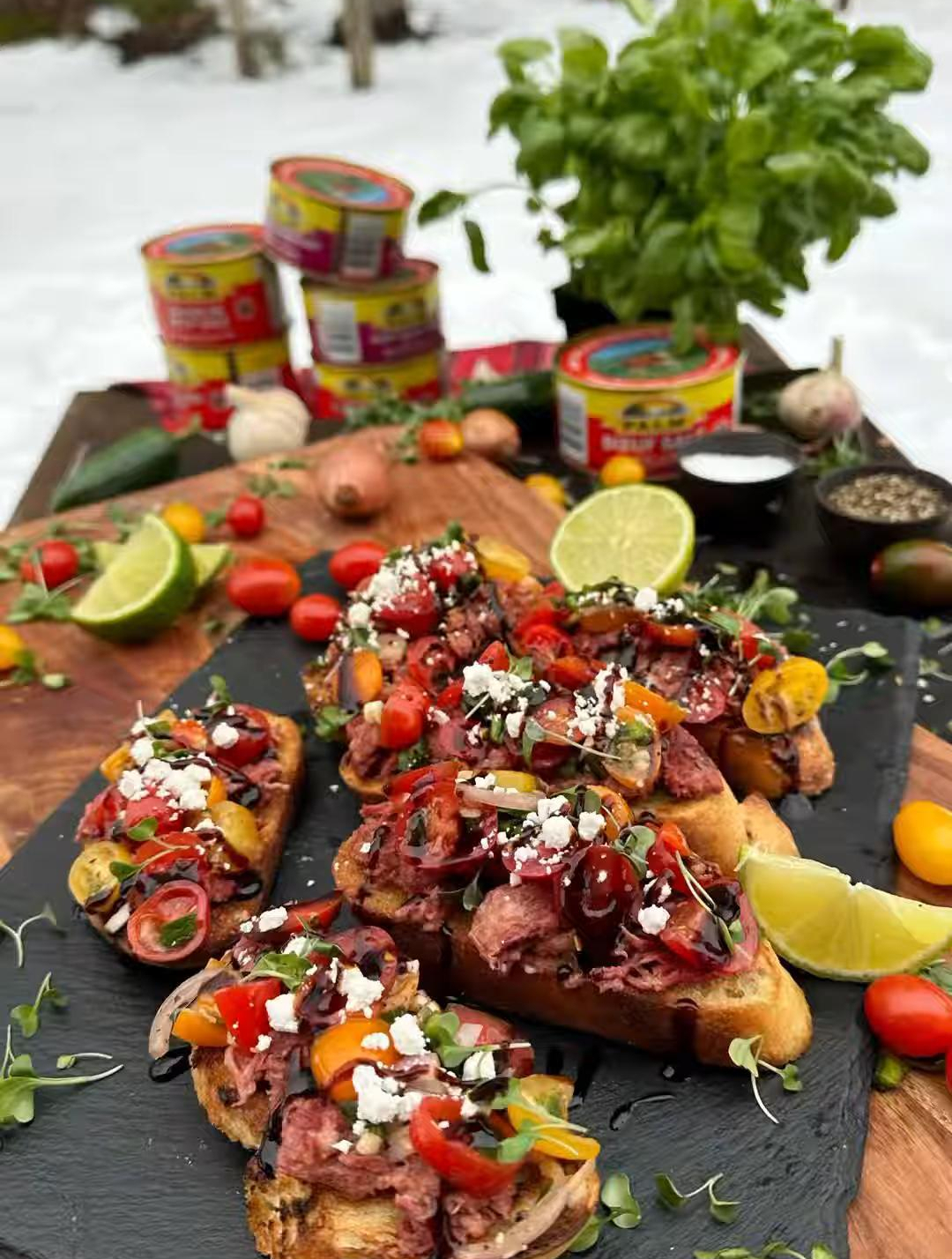 意大利开胃菜布鲁斯凯塔,由烤面包片上放上各种浇头制成