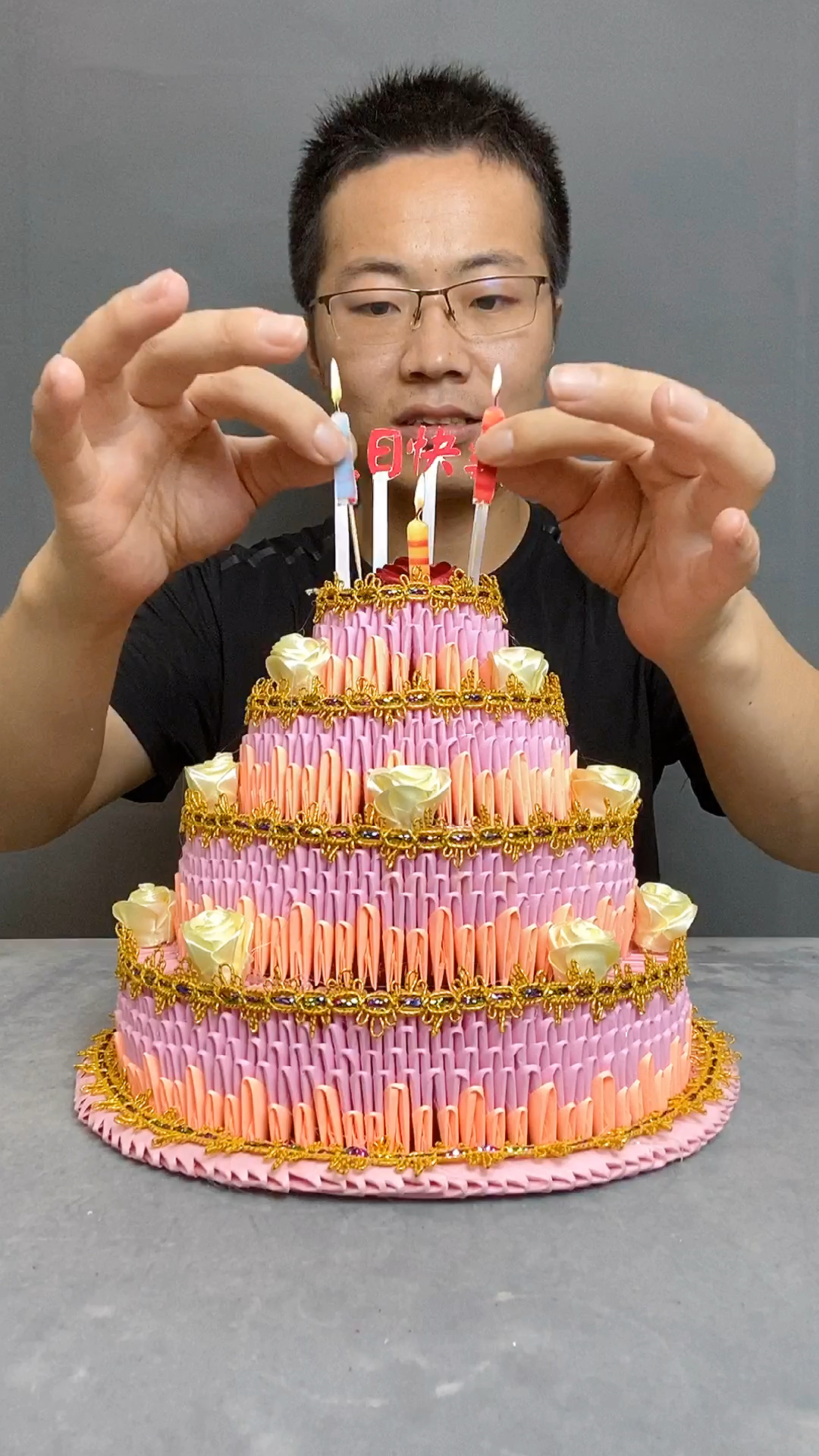 用2万多张废纸做的生日蛋糕,好看啊