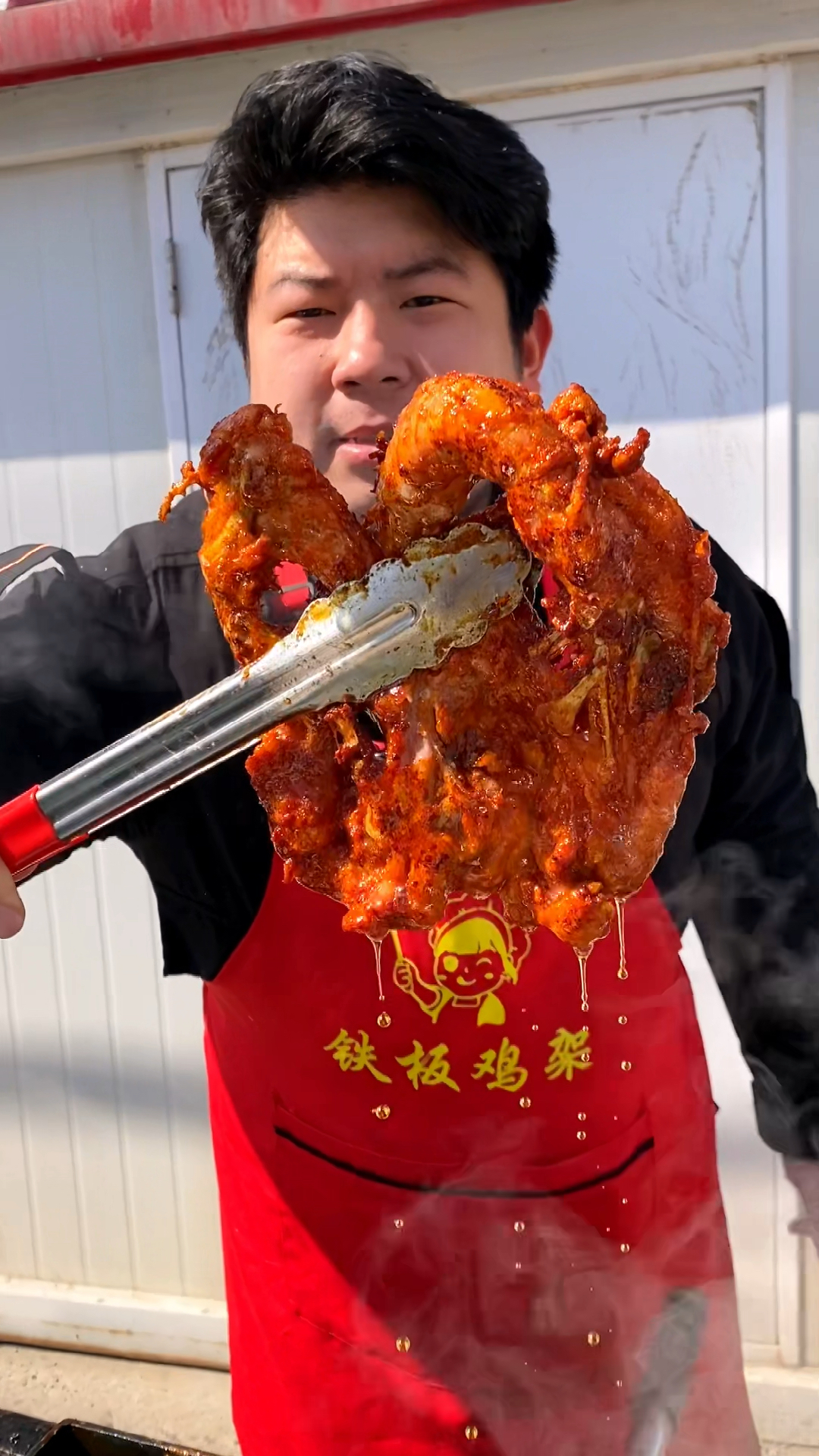 山东聊城小伙 集市摆摊铁板鸡架