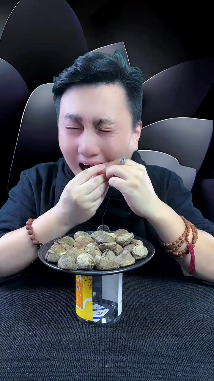 今天来尝尝这款鲍鱼,不是你看这长的像鲍鱼吗