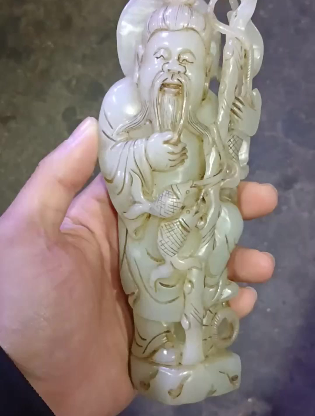 收到老和田玉摆件,雕刻的是鱼翁,玉质特别白亮