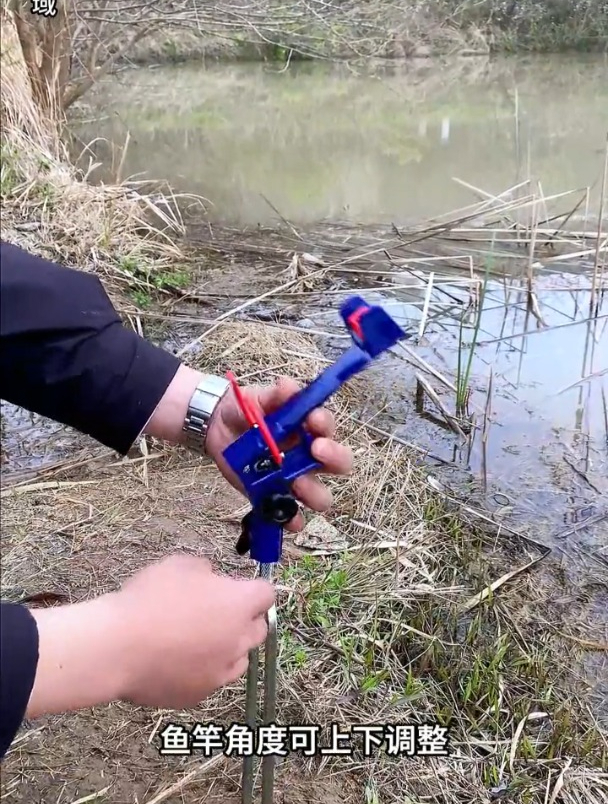 普通支架提竿不方便,小伙想出这方法,在自己钓位钓别人的鱼!