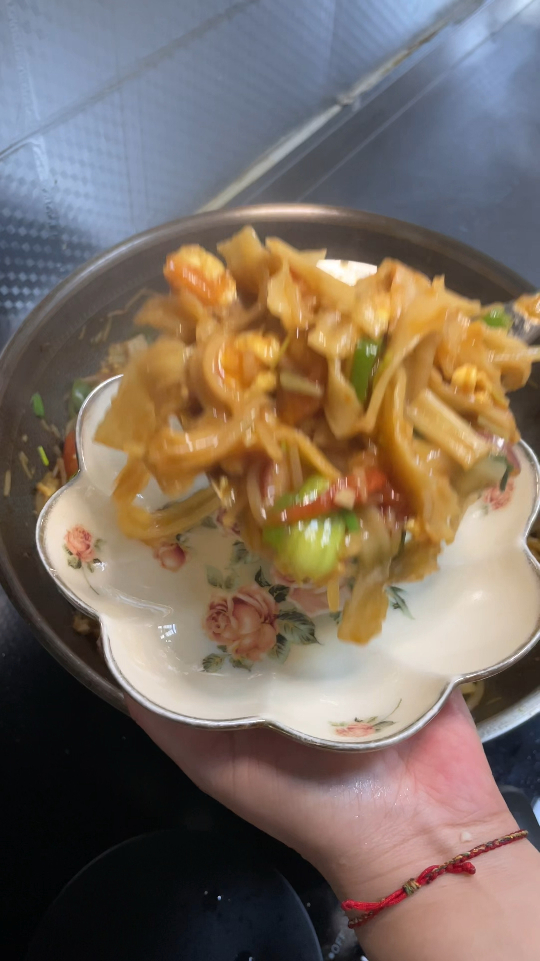 做为山西人怎么能不会做西红柿炒刀削面呢?学会了就快做起来吧!