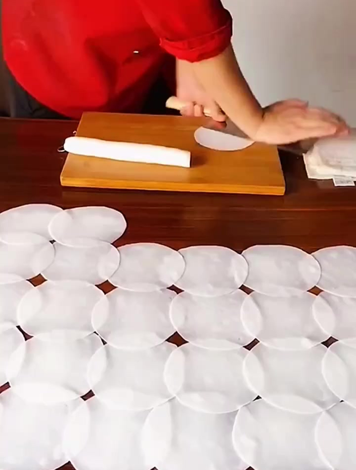 不愿用擀面杖擀饺子皮的朋友们 用刀抿也行