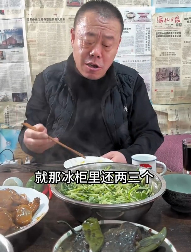 农村人吃饭就这么简单鸡翅炖土豆干香!