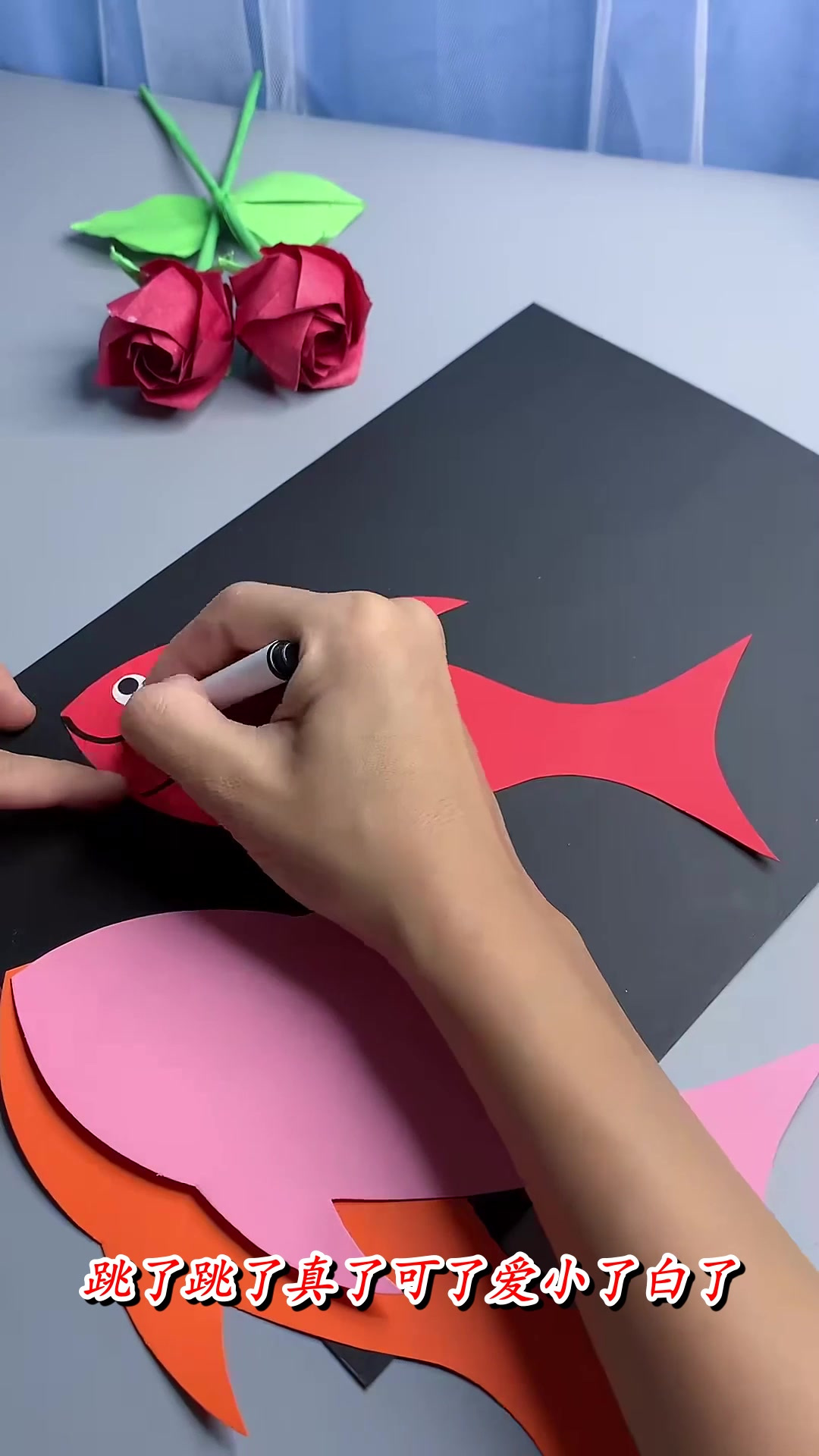 用卡纸做剪纸小鱼,棉签可以用来做鱼骨头,太好玩了