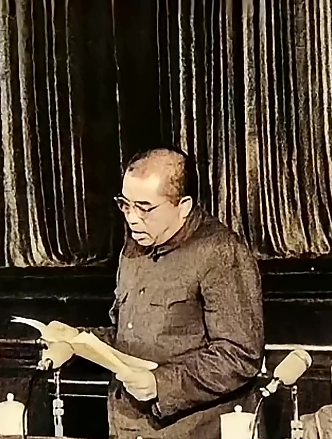 1953年,彭德怀在会议上的照片,宣读抗美援朝工作报告