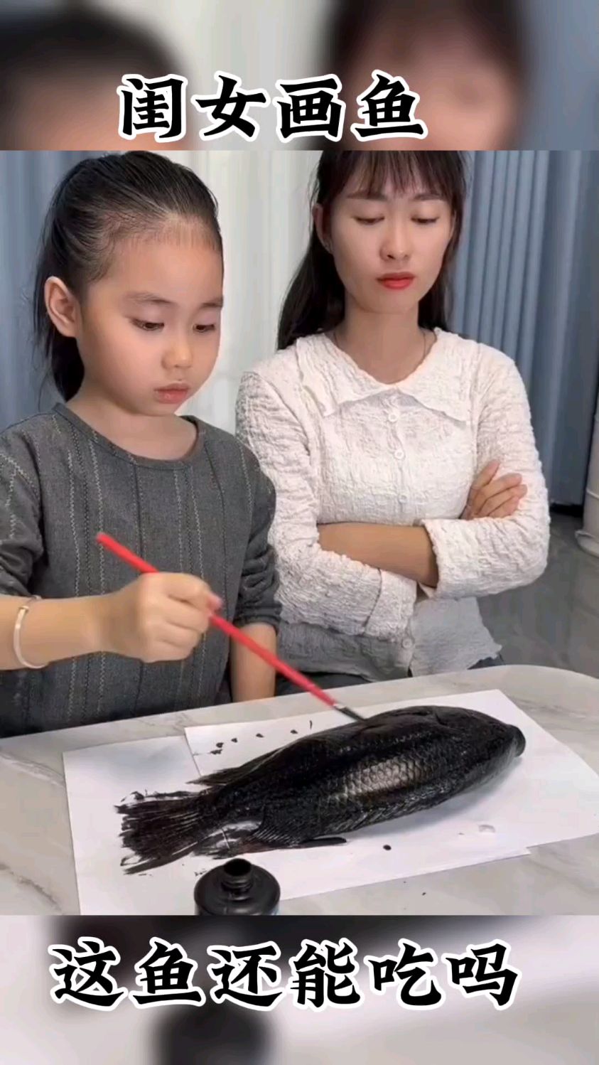 孩子用活鱼画画,可真是个高手