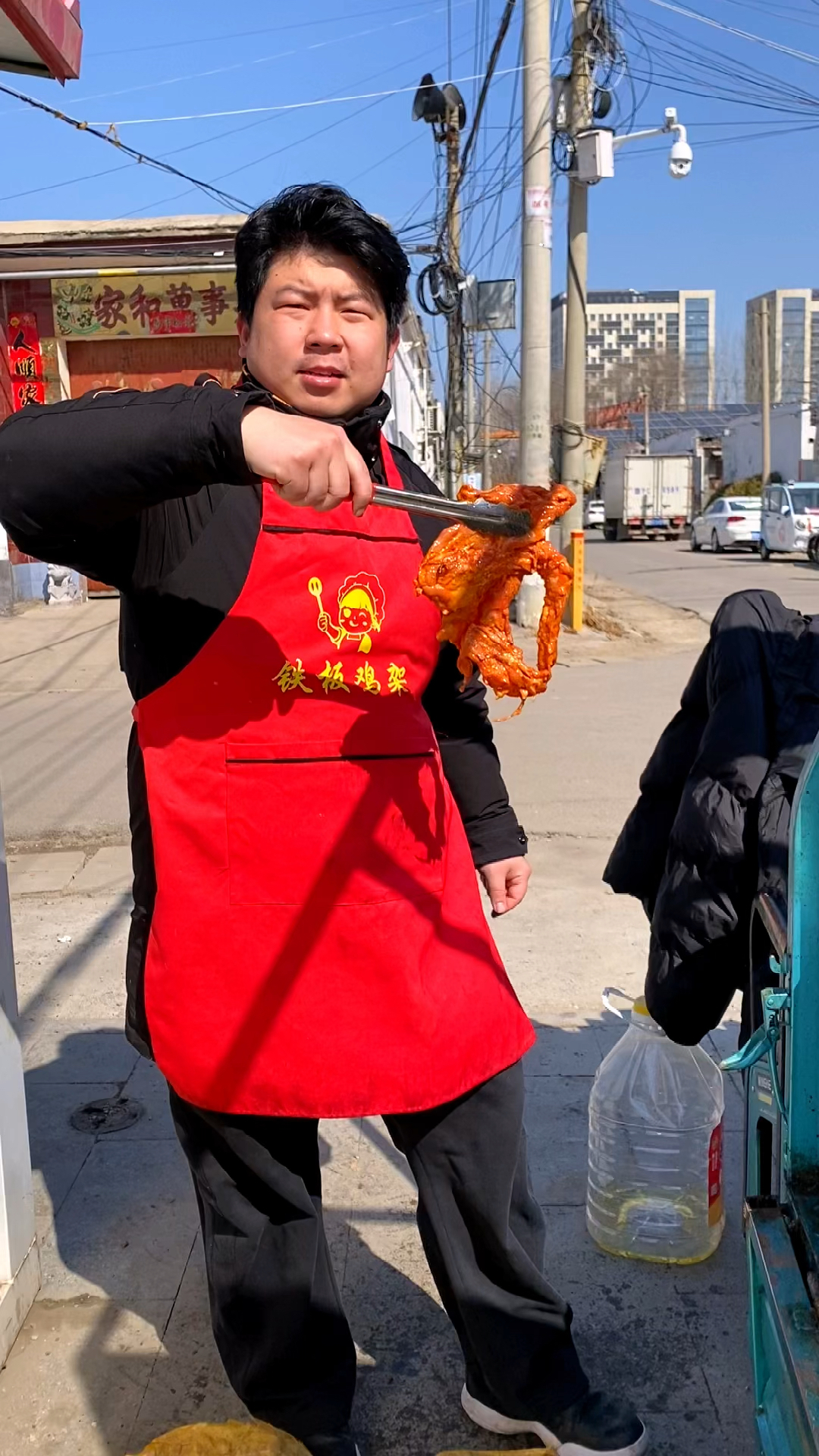 山东聊城小伙摆摊铁板鸡架