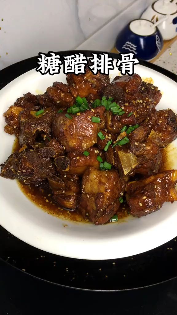 我妈做的糖醋排骨简单又好吃,酸甜适口一嗦脱骨,好吃还不塞牙