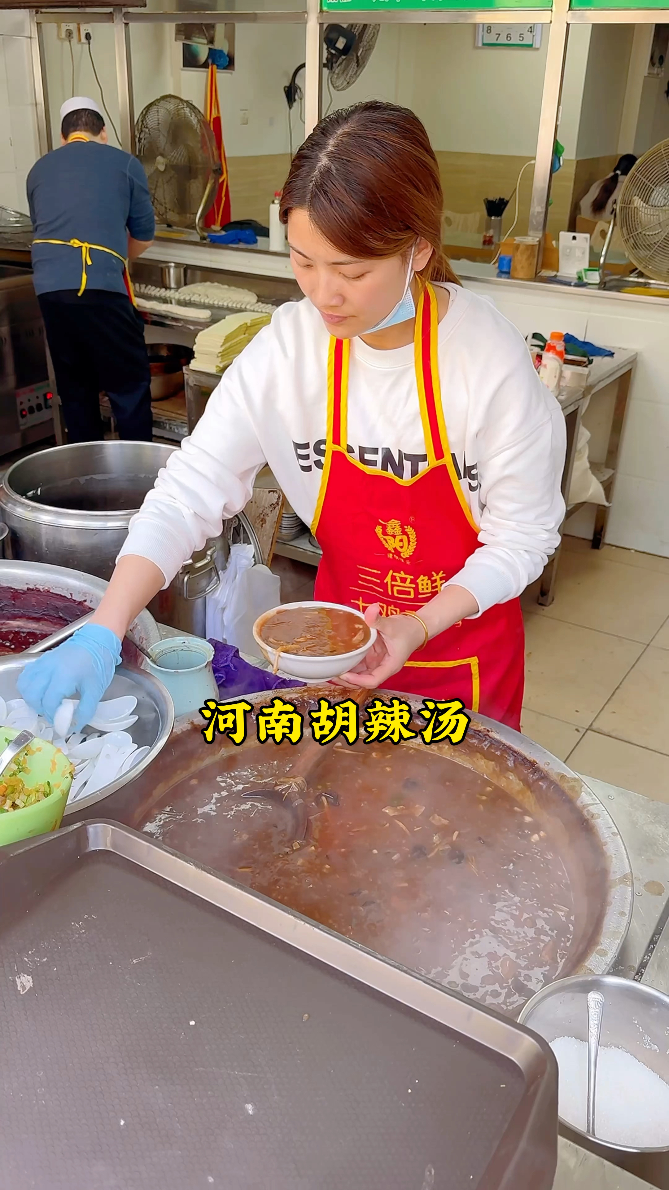 河南人的早餐从一碗胡辣汤开始,再配点油饼吃,得劲的很!