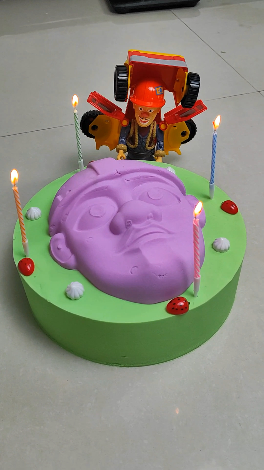 光头强来过生日吃蛋糕了