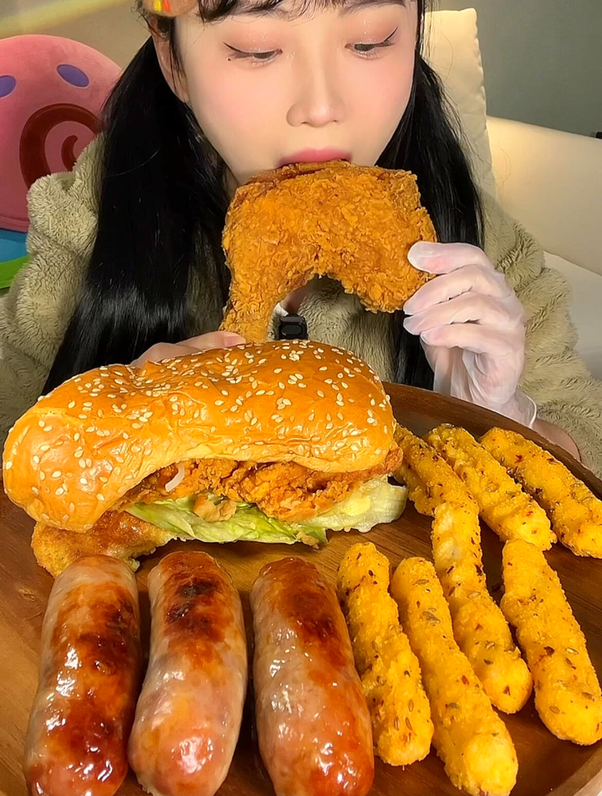 今日快乐餐手枪腿+手枪汉堡+烤肠!