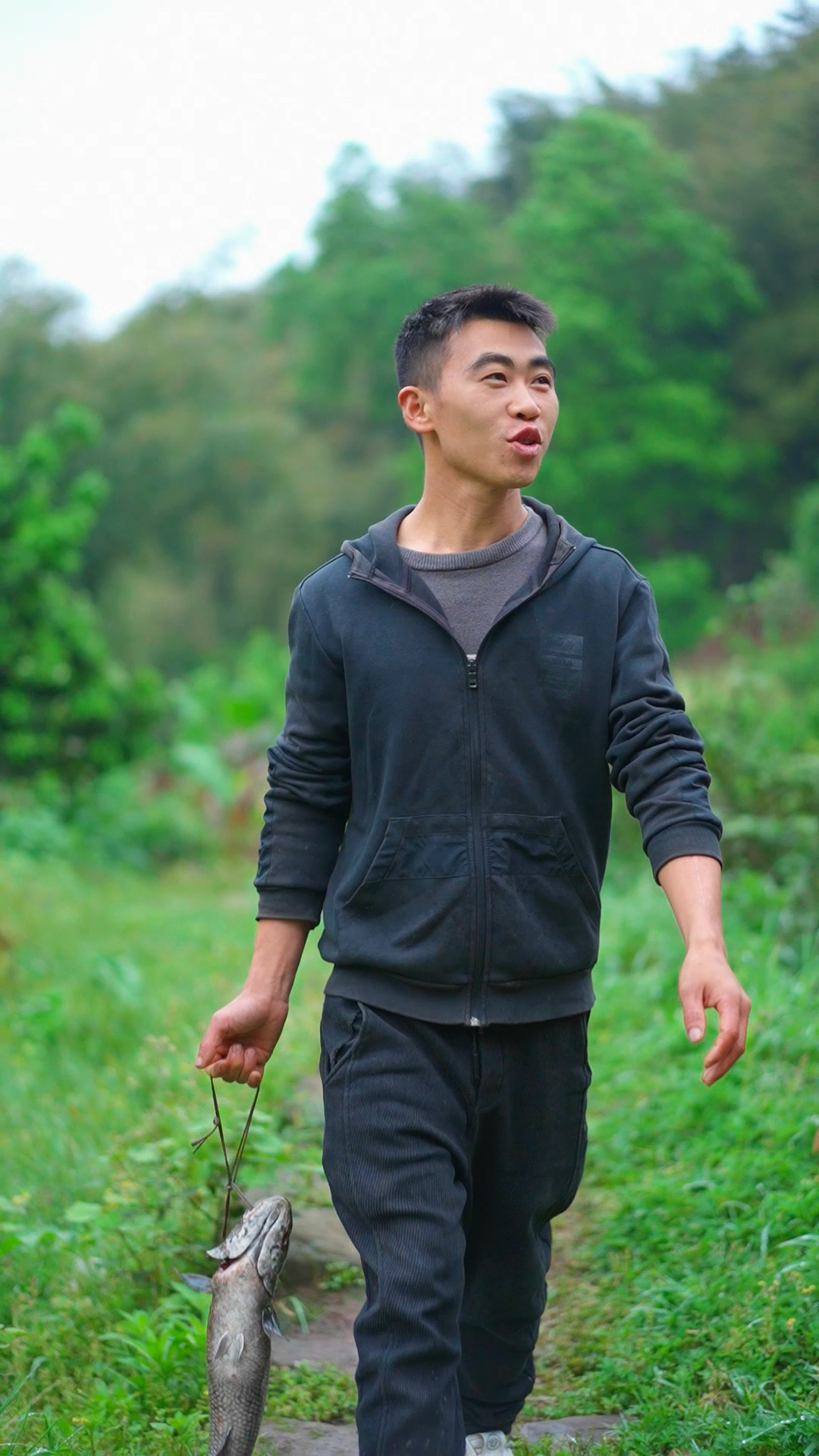 老表带来一条乌鱼,炊二锅切薄片做“酸菜鱼”鱼肉嫩滑