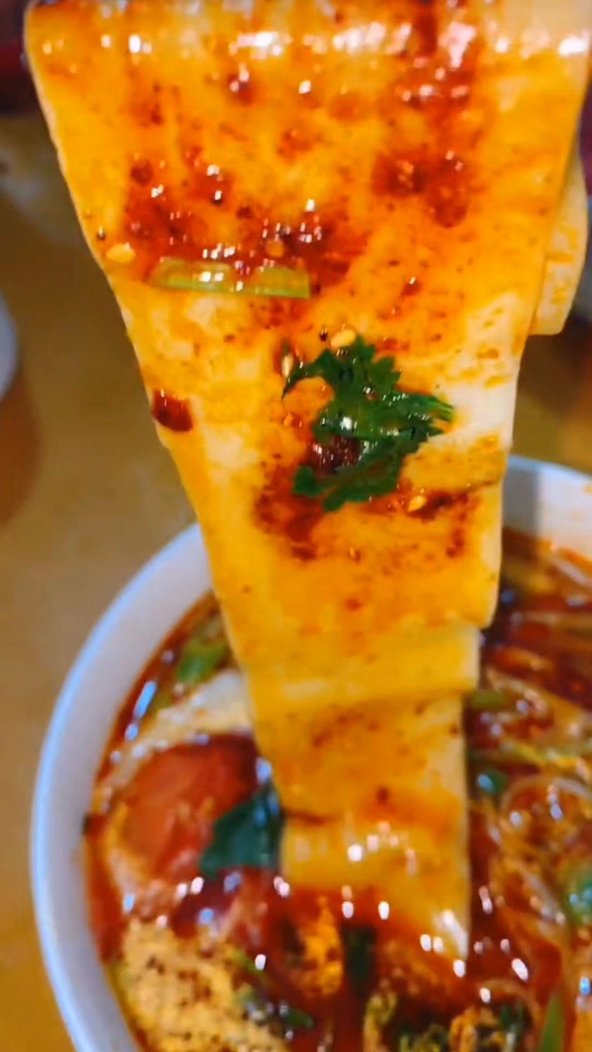 西安旅游必吃面食biangbiang面也叫裤带面,不用来西安在家能吃到