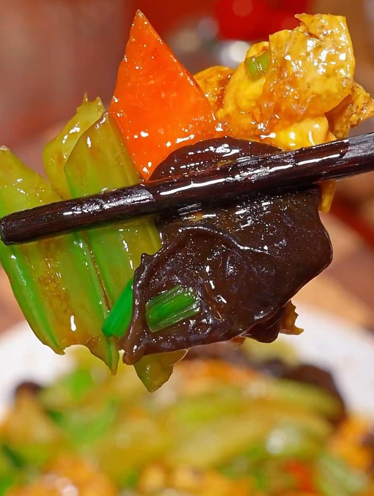 芹菜炒鸡蛋的家常做法,好吃下饭 家常菜 妈呀太香了