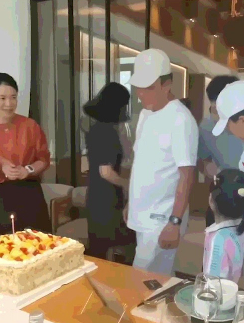 王楠富商老公52岁生日,一家四口一起切蛋糕,笑笑:得插50根蜡烛