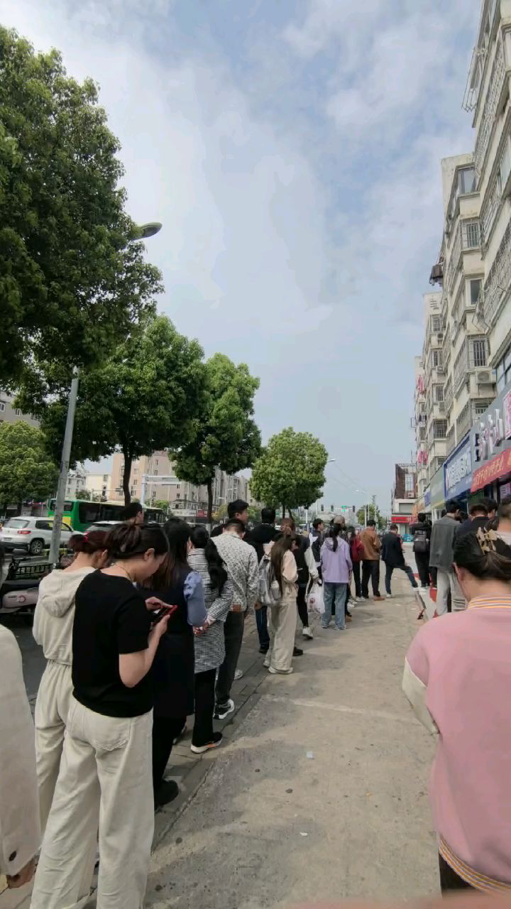 合肥胡辣汤好吃吗?这么多人排队。合肥人吃的惯吗?