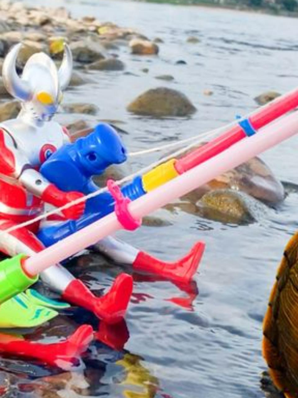 奥特之父泰罗河边钓鱼,意外钓到大乌龟!2