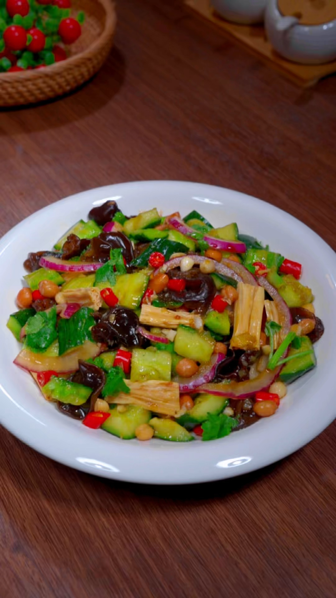 凉拌黄瓜,很多人第一步就错了,教你正确做法,无论放多久都翠绿