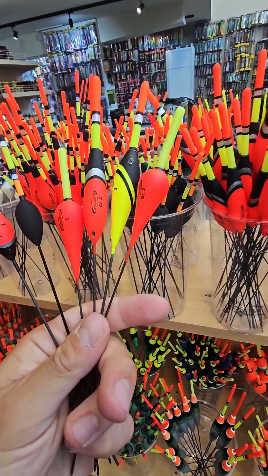 去渔具店挑几支好用的浮漂