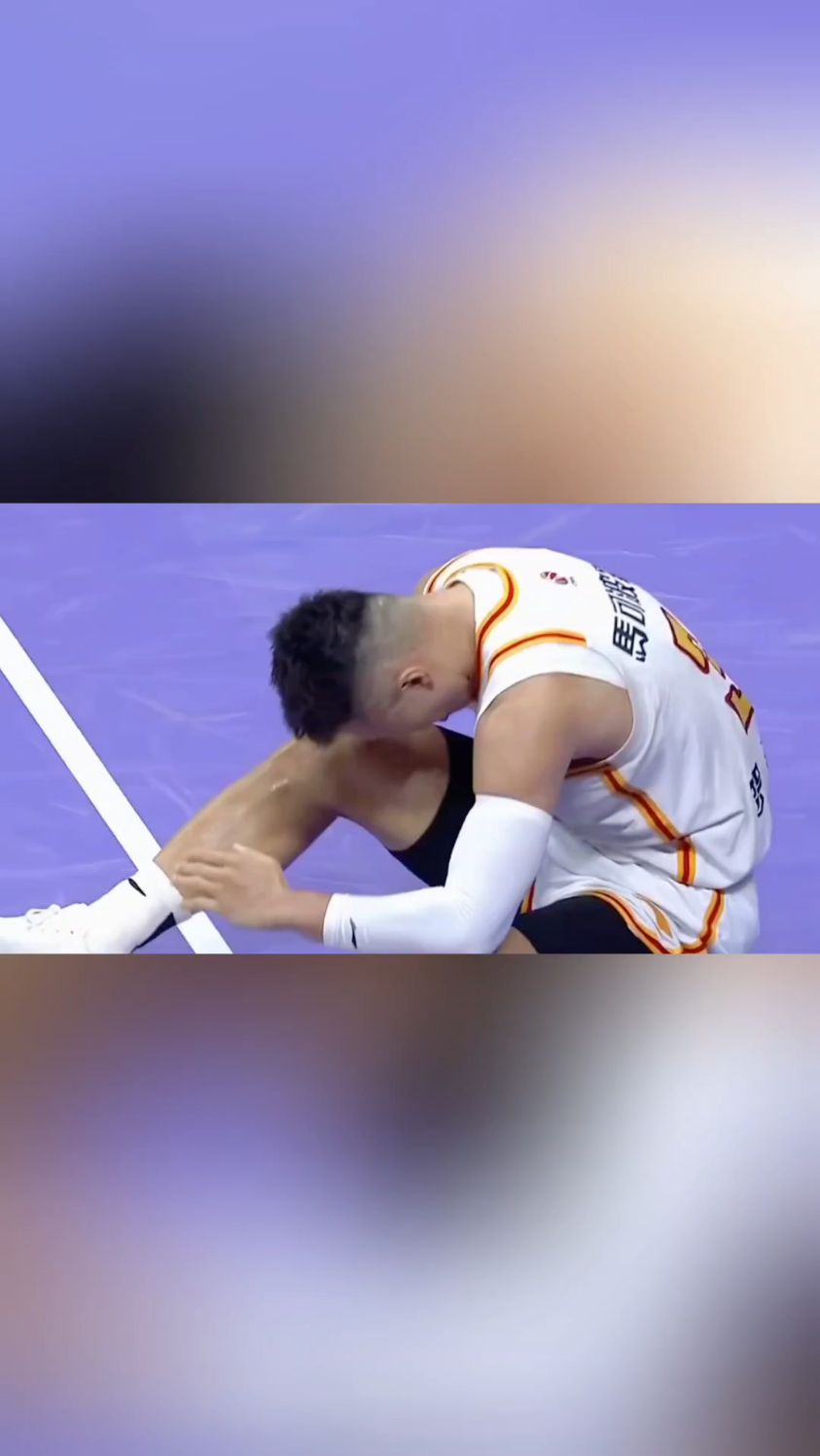 伤病来袭!深圳男篮核心球员贺希宁遭遇大腿肌肉拉伤