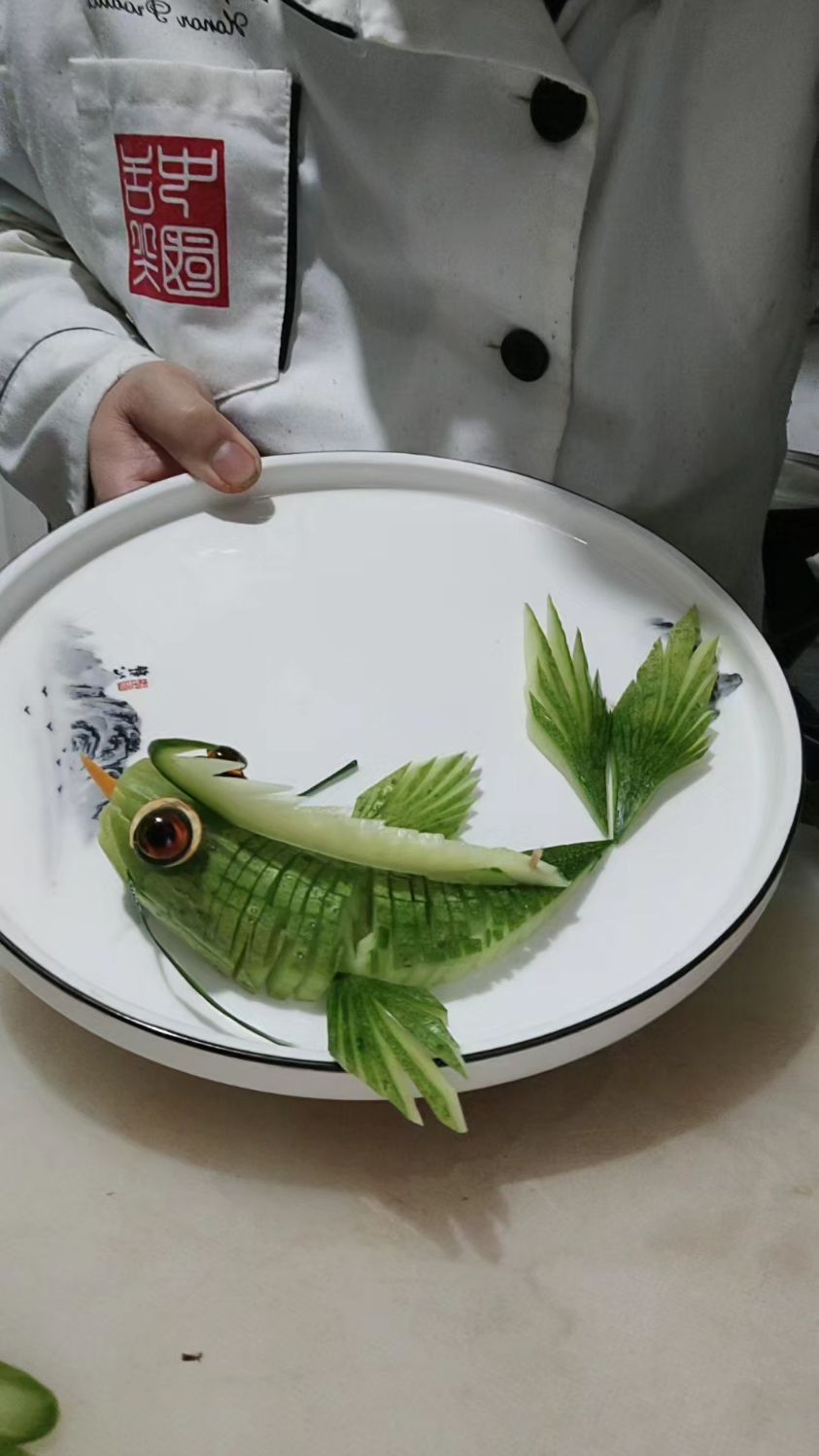会伸缩摇头摆尾的黄瓜八卦鱼,这样吃起来更过瘾