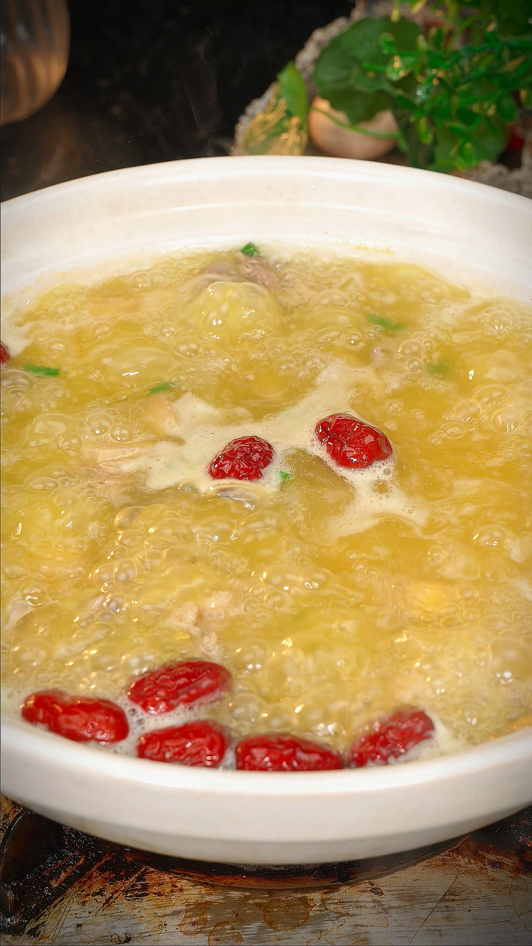 每次我老婆的两个闺蜜吃饭没有胃口了,我就会做这个公鸡汤