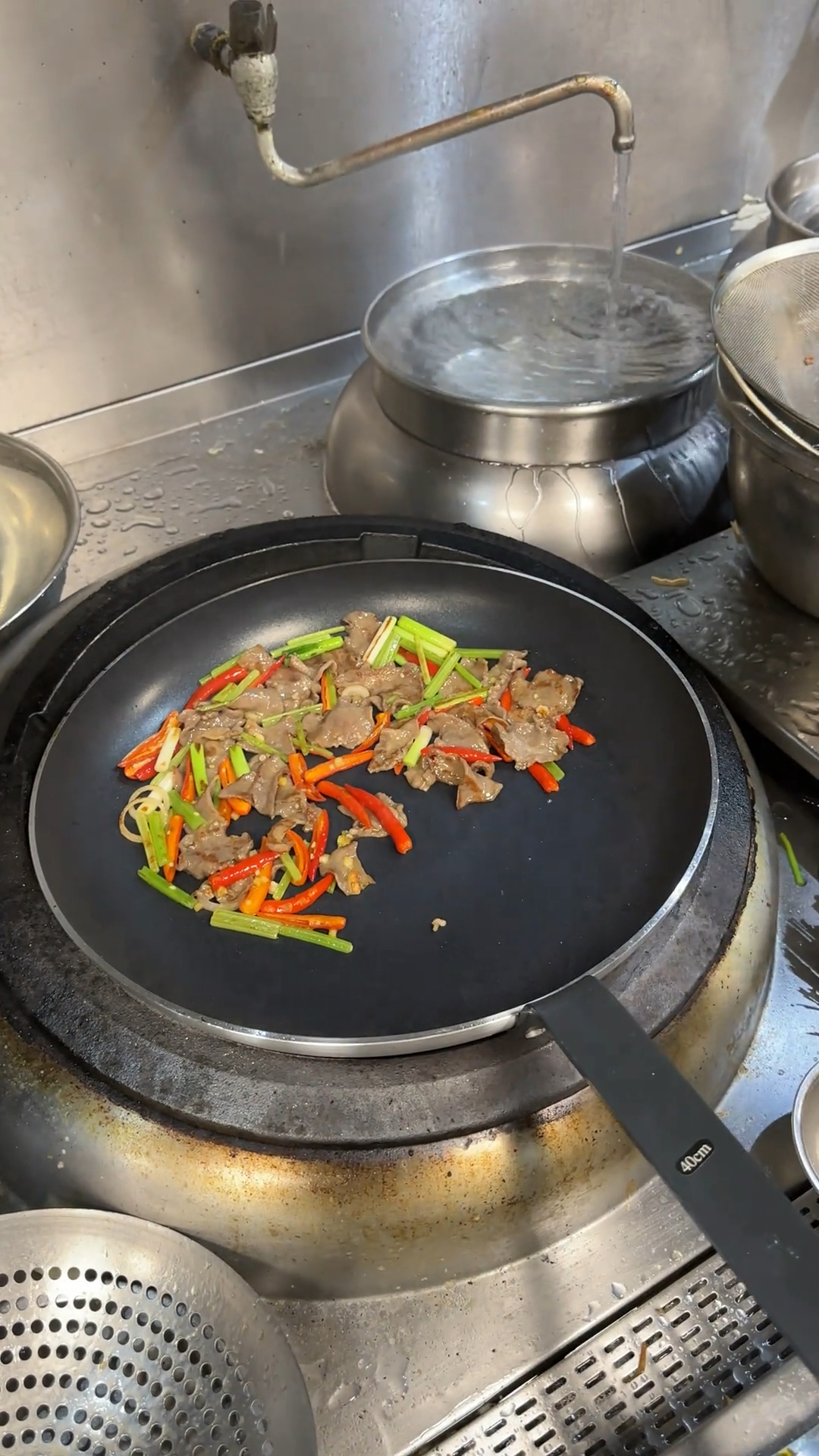 今来看看川菜师傅教你们如何爆炒一道辣椒爆炒牛舌你们觉得怎么样