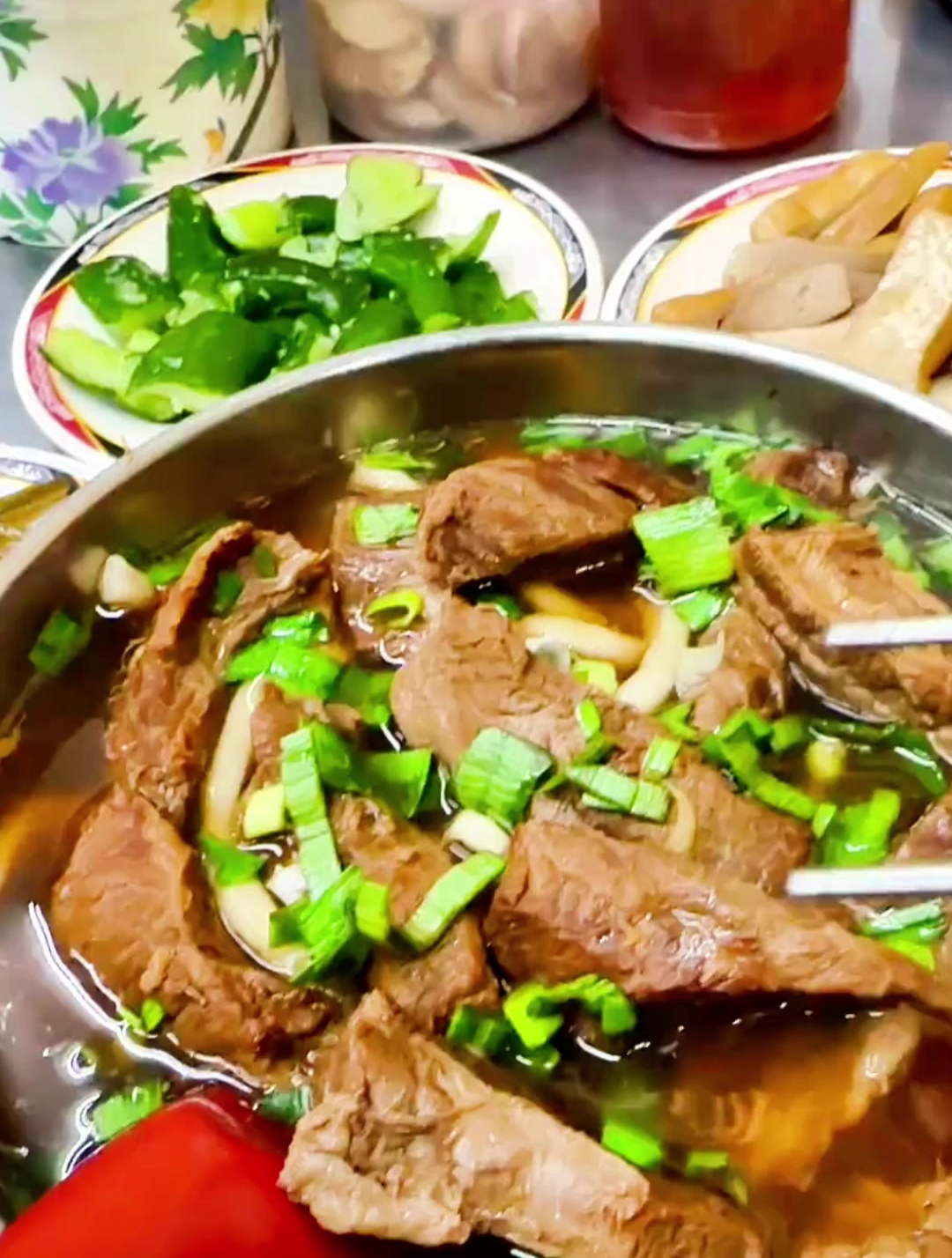 台湾美食:牛肉面,这一碗值吗?