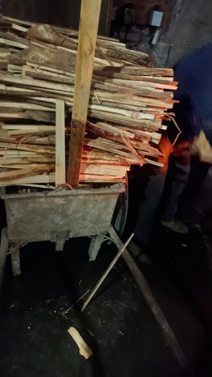 公公是炒制 茶叶主力军,小屁孩是学徒,一起炒制 80一斤炒青绿茶