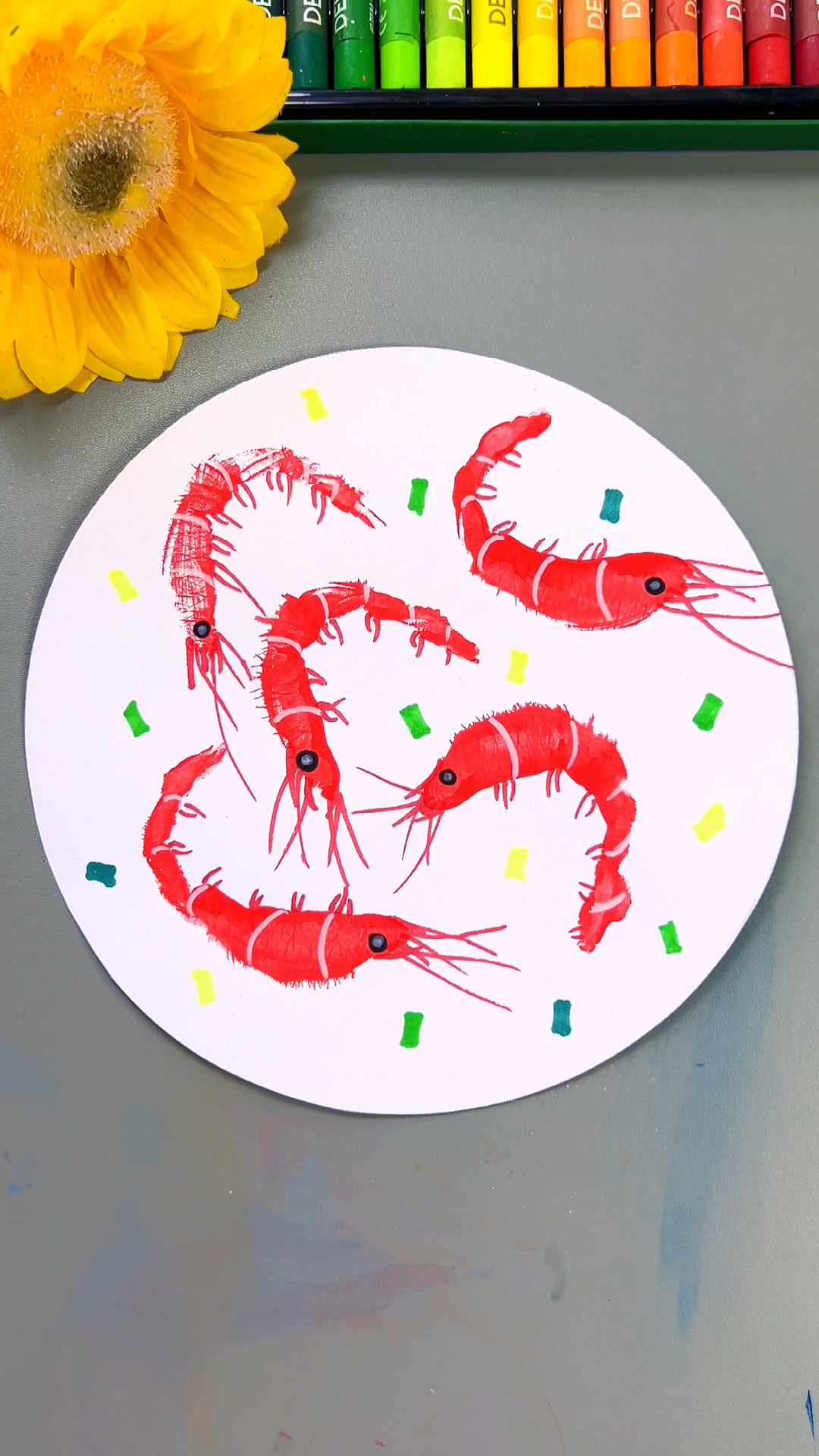 用手掌的轮廓就可以拓印油焖大虾手工画了,简单有趣的小创意。