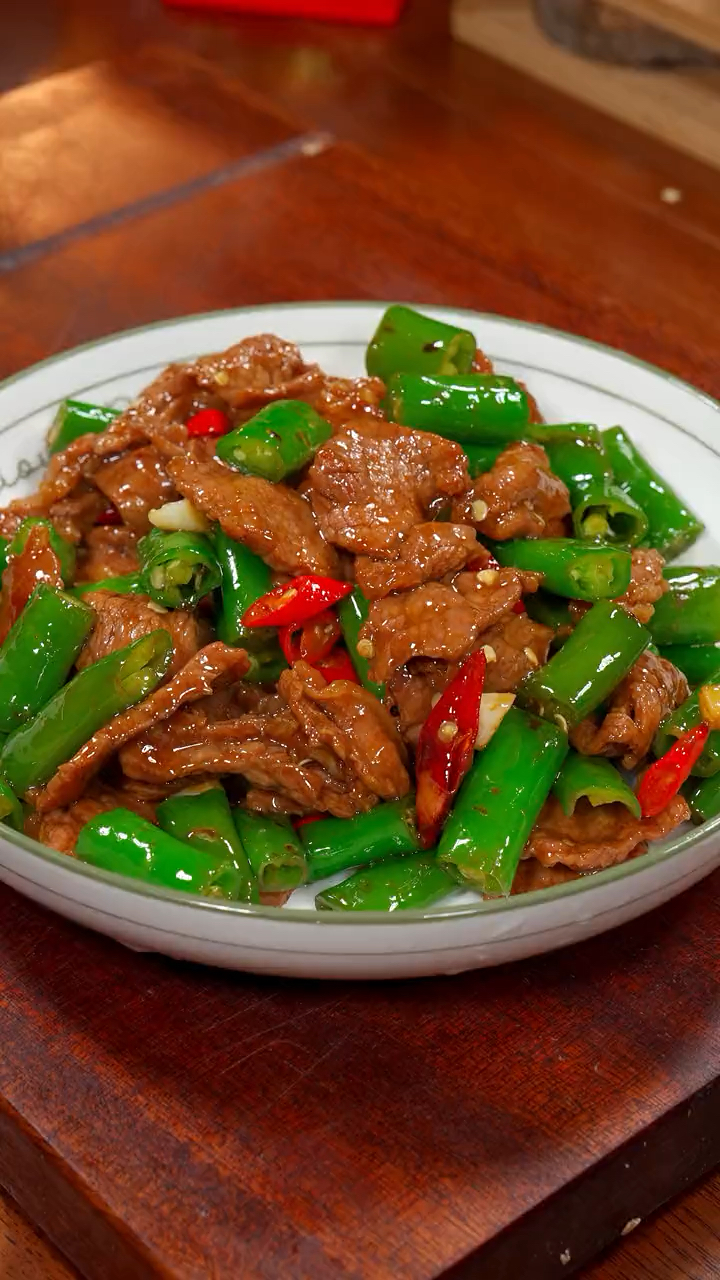 很多人喜欢吃饭店的小炒牛肉,但是在家做总是又老又硬