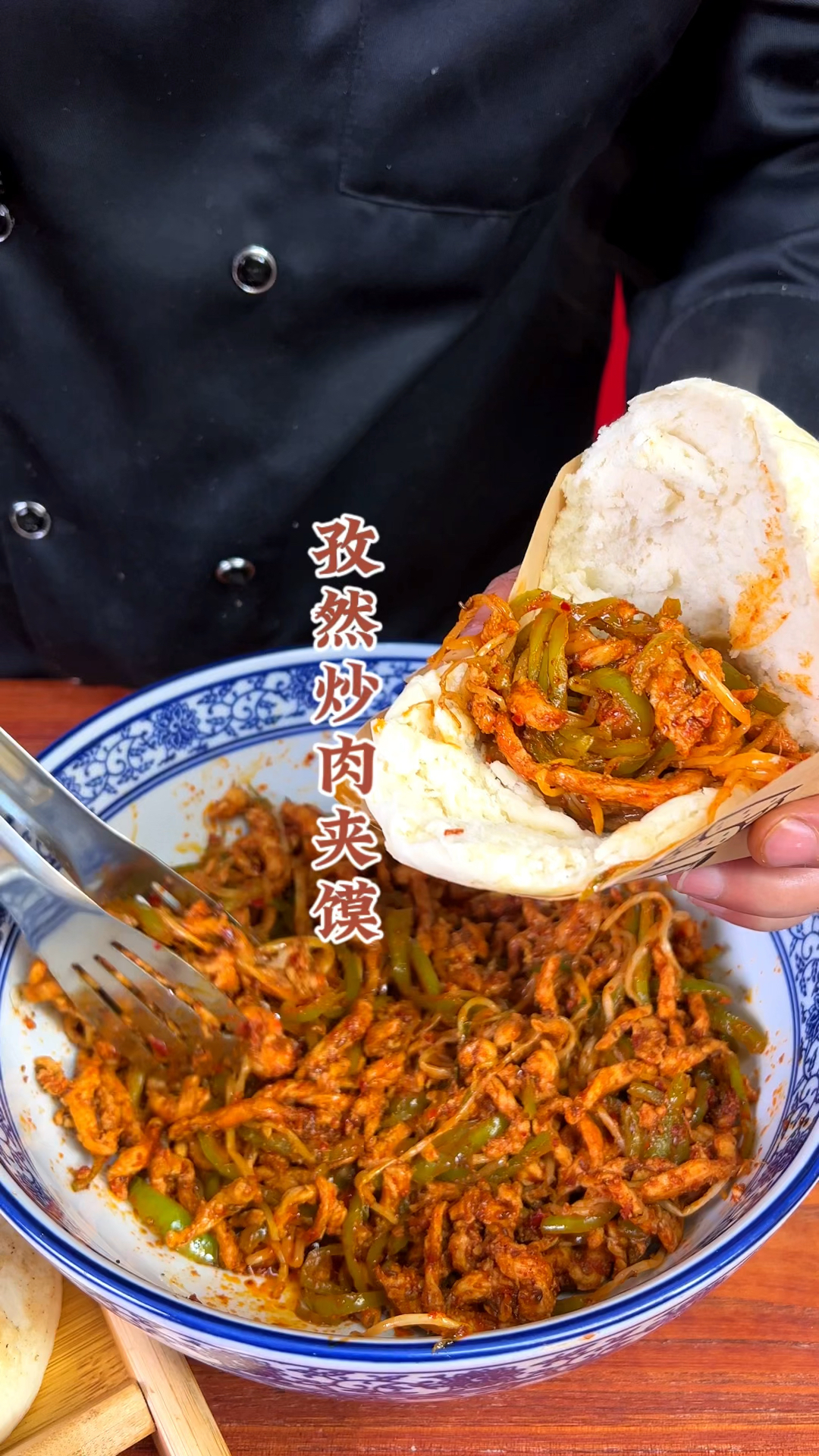 在我们西安夜市上,最受欢迎的孜然炒肉夹馍该如何制作呢?