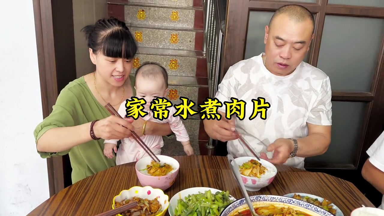 家常水煮肉片拌米饭真香呀家常便饭吃得香简简单单一顿家常便饭开