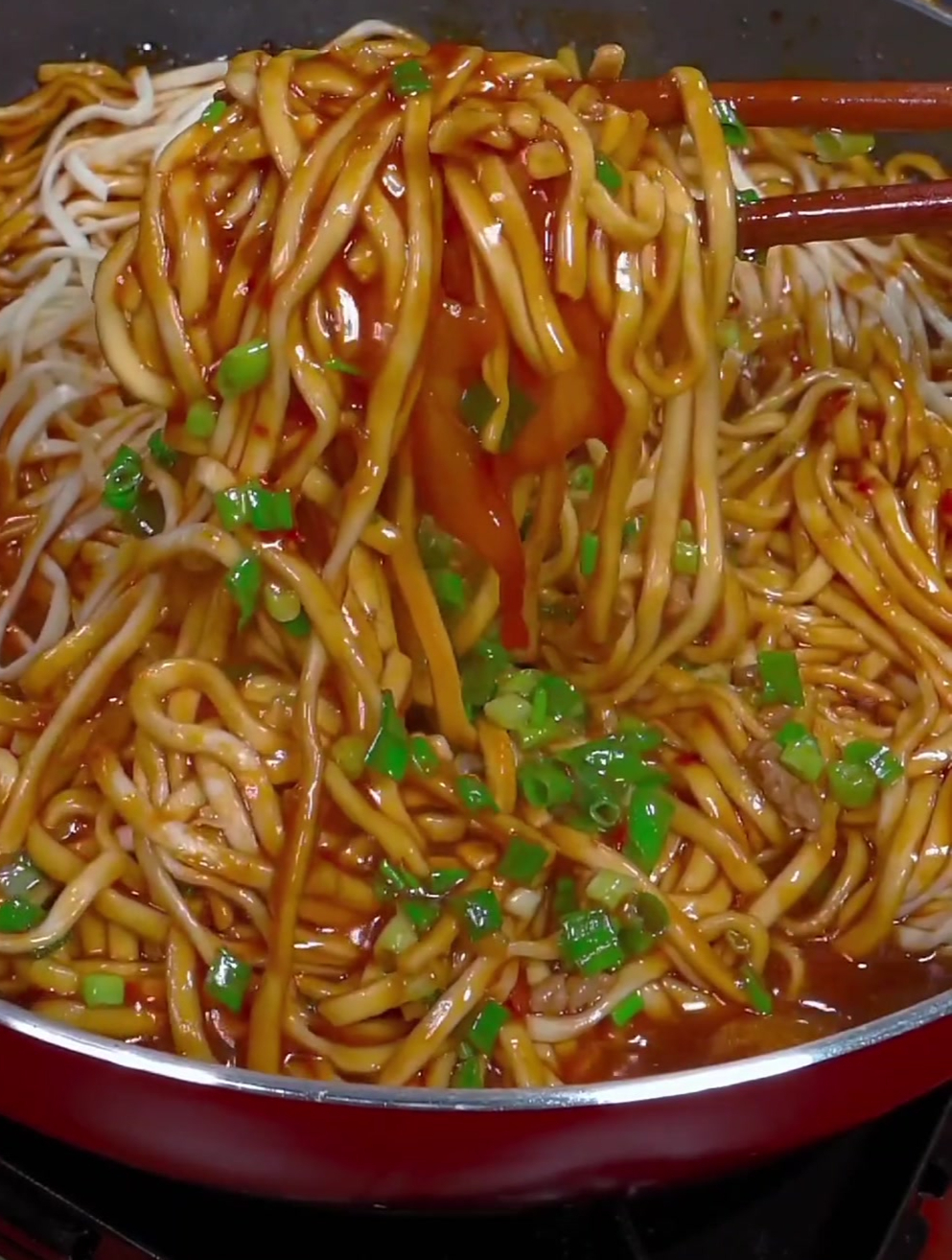 巨好吃的西红柿茄子焖面做法,面条裹满了汤汁,太香太好吃了