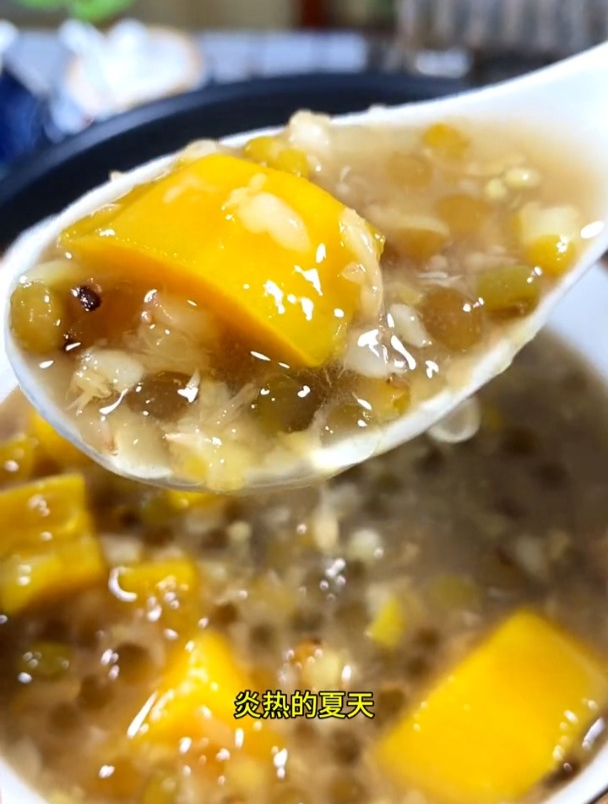 红薯不要再烤着吃了,搭配着西米和绿豆煮成粥,清凉又解暑