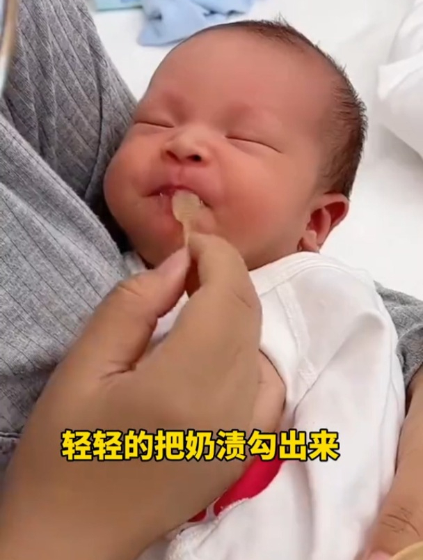 再忙也要给娃清舌苔,不然等到舌苔越来越厚,容易厌奶和长鹅口疮
