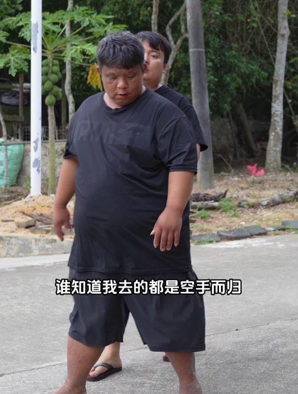 阿熊和阿阳闲逛,莫名被香蕉皮砸到,十几斤的刺龟,怎么做好吃?