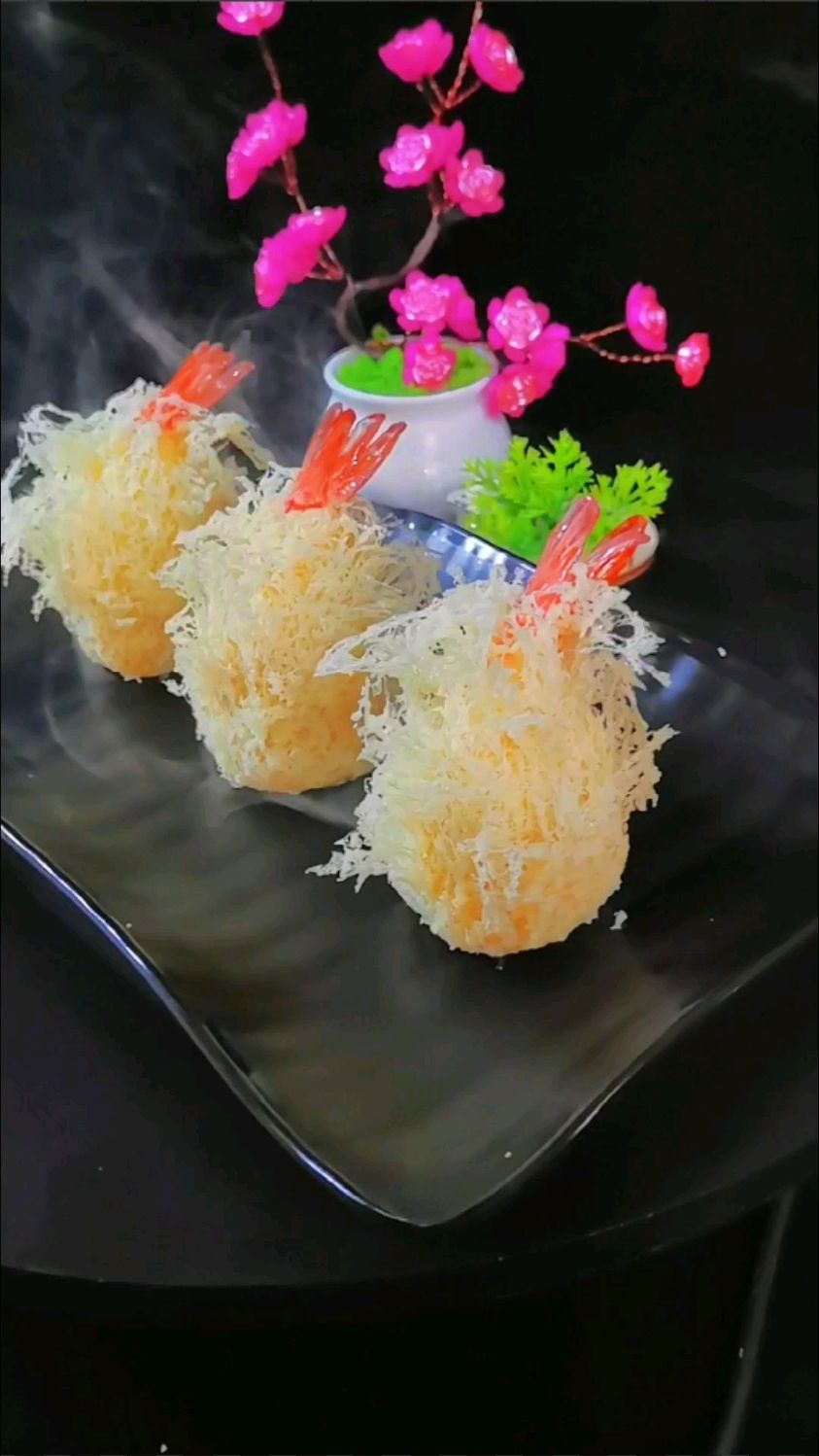 朋友们,这道卖的超火的.金丝凤尾虾,口感酥脆,超级好吃～～