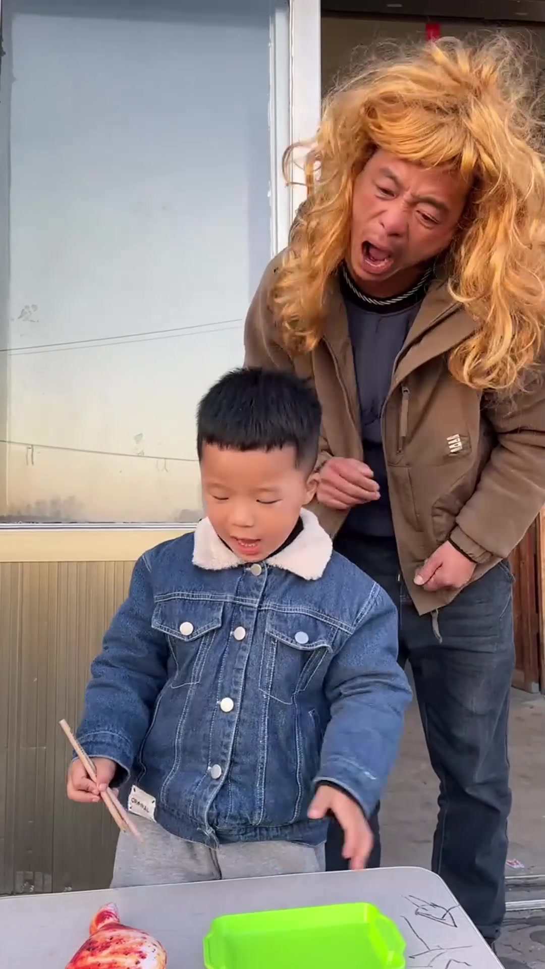 盘点家庭搞笑瞬间,这就是吃肉肉的下场!
