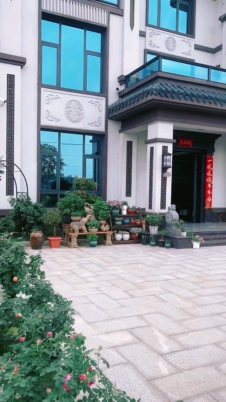 农村别墅自带庭院,前院阳光花园,后院养鸡种菜,这才是生活的最高级