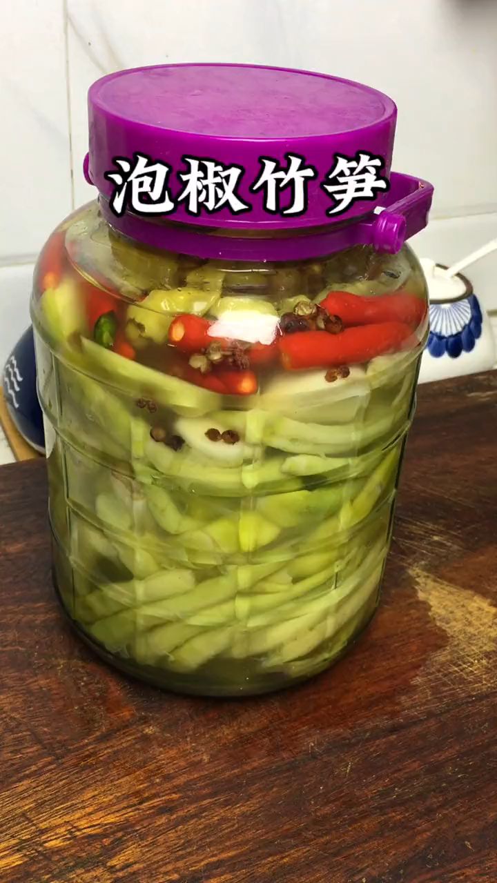 泡了一坛泡椒竹笋,酸辣脆爽,简单美味,留住春天的味道