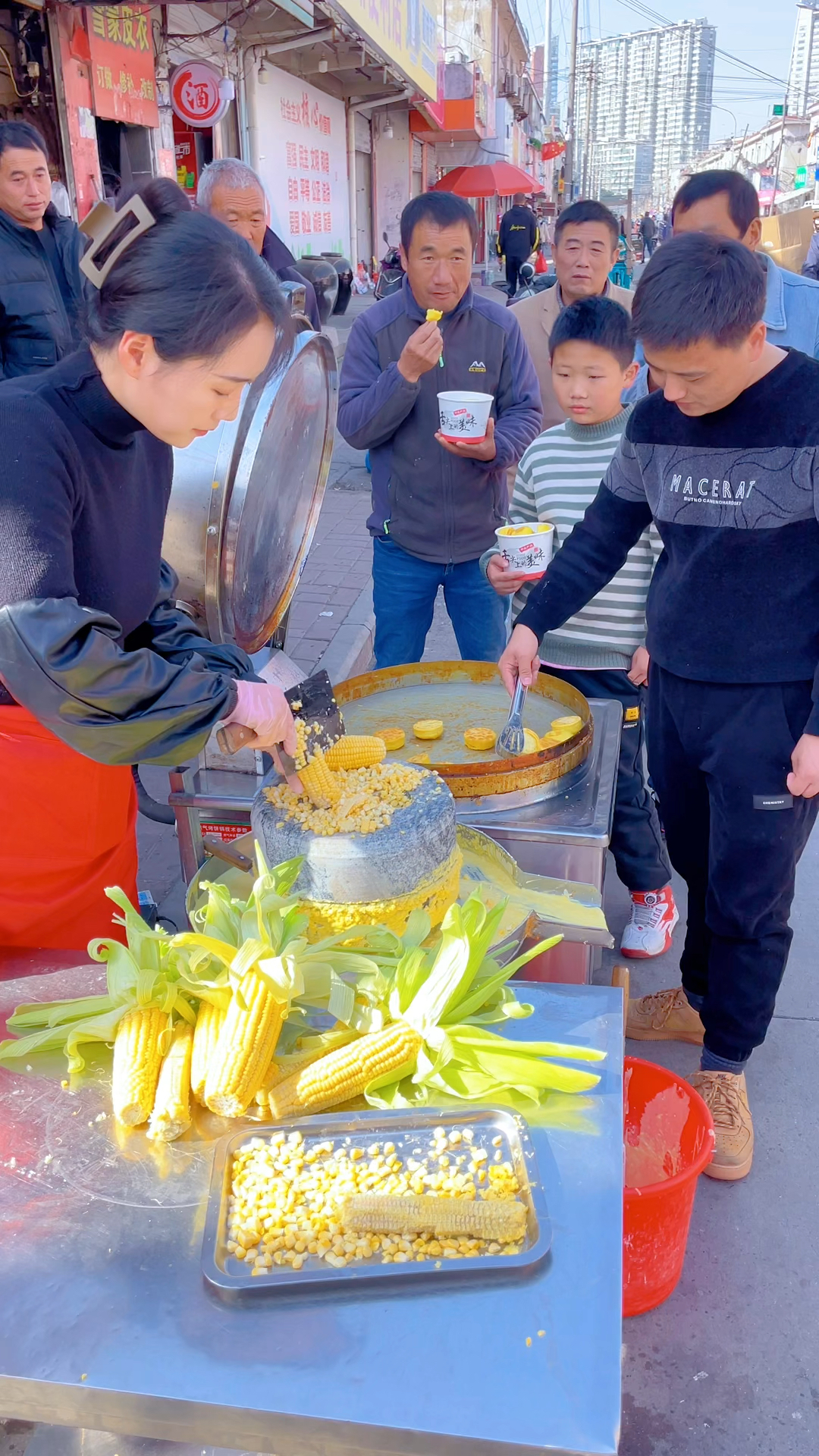 石磨玉米饼,一出摊就被大家包围了